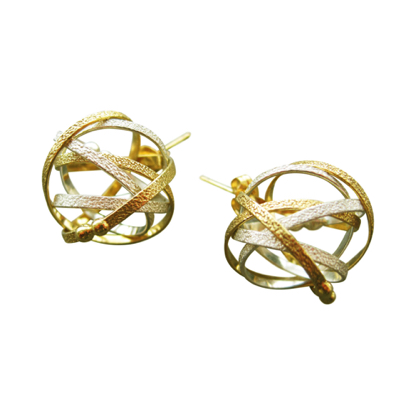 Mobius Mixed Post Earring 
22K gold vermeil, silver

ERPS18-M
220.